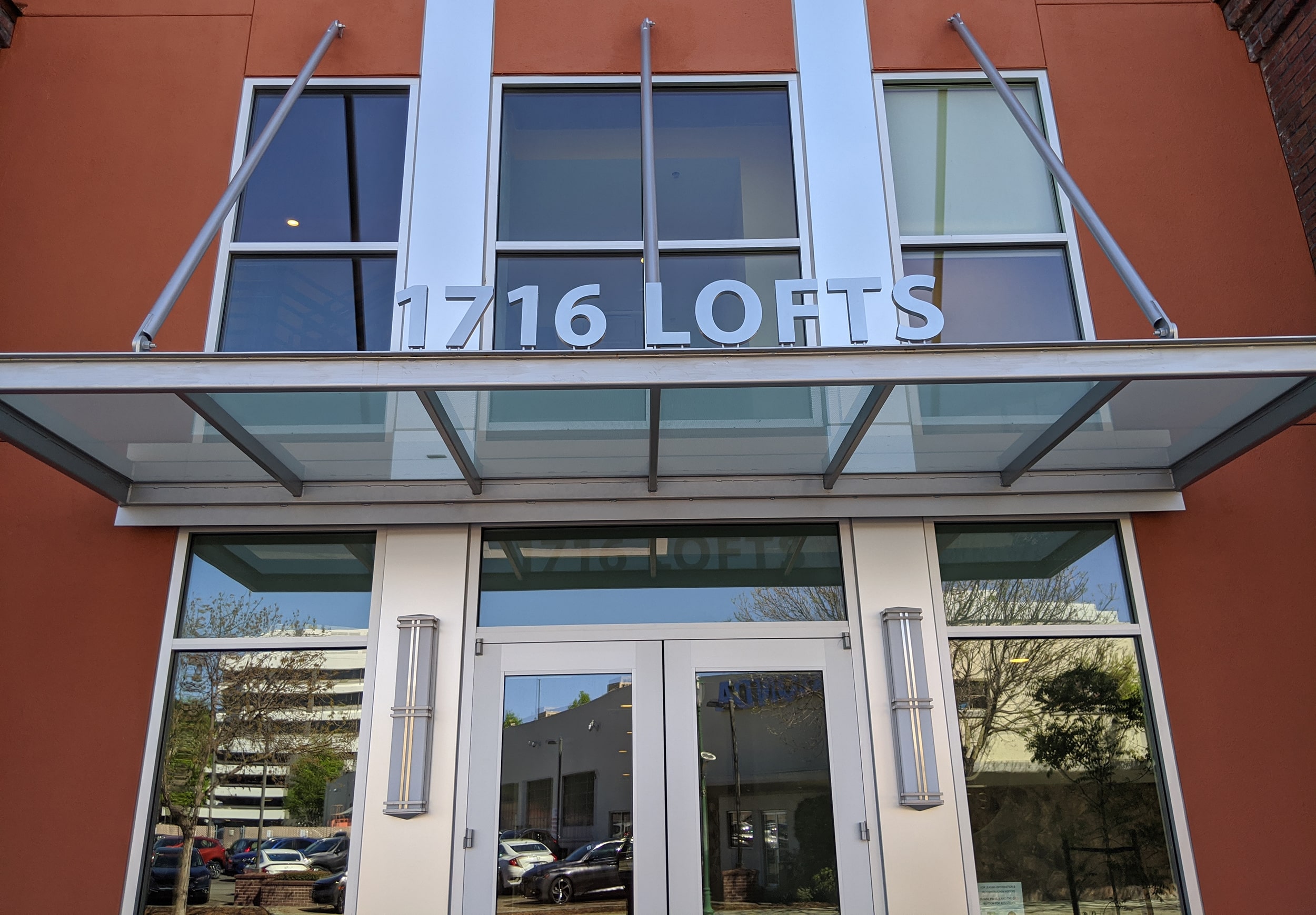 clean and brushed
This entryway sign of brushed aluminum keeps the look clean and simple.