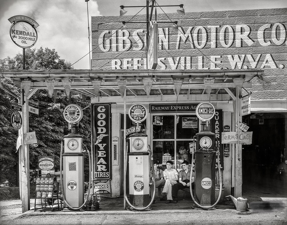 23 Historical Photos of Signs in Monochrome